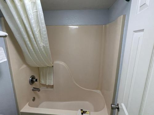 uma casa de banho com um chuveiro e um WC. em Lakeside Inn em Guntersville