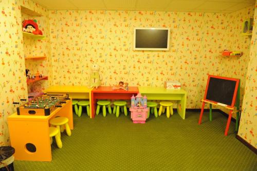 TV a/nebo společenská místnost v ubytování Hotel Foisorul cu Flori