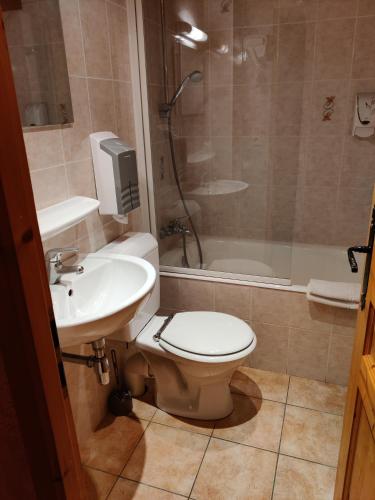 une salle de bain avec toilettes, lavabo et douche dans l'établissement B&B La Seigneurie, aux Gets