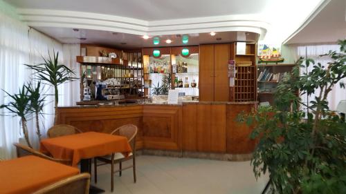ソットマリーナにあるStella del Mareのテーブルと椅子のあるレストランのバー