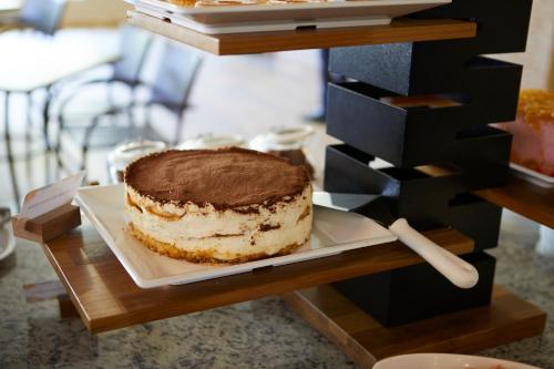 Un pastel de chocolate en un plato sobre una mesa. en Praias do Lago Eco Resort by WAM Experience, en Caldas Novas