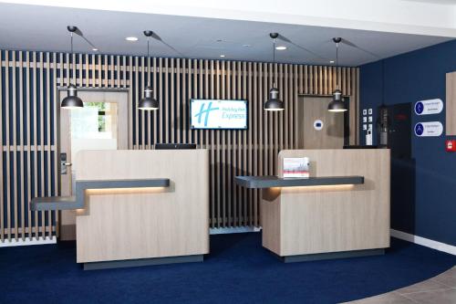 Лобби или стойка регистрации в Holiday Inn Express Frankfurt Airport - Raunheim by IHG