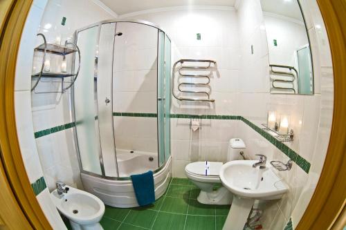 a bathroom with a sink and a toilet and a mirror at Oberig in Morshin