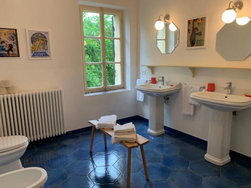 La salle de bains est pourvue de 2 lavabos et de 2 toilettes. dans l'établissement Casa Ricamadora, à San Pietro in Cariano