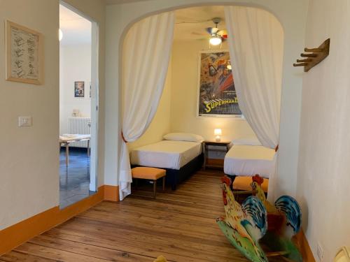 Cette petite chambre comprend 2 lits et un miroir. dans l'établissement Casa Ricamadora, à San Pietro in Cariano