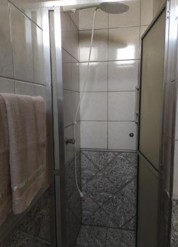Ein Badezimmer in der Unterkunft Suíte confortável
