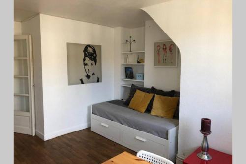 une chambre avec un lit avec des oreillers jaunes dans l'établissement Appartement Caen Hyper Centre, à Caen