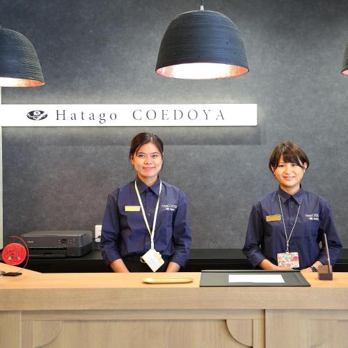 Členové personálu v ubytování Hatago COEDOYA