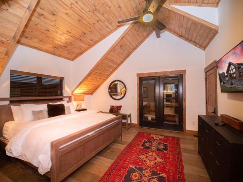 Katil atau katil-katil dalam bilik di Rocky Mountain Escape - Steps to Lake Estes, Jacuzzi, Close to Downtown Estes