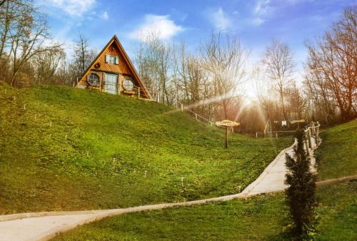 una casa en la cima de una colina con un camino de tierra en Etno Village Dolina Sreće, en Vitez