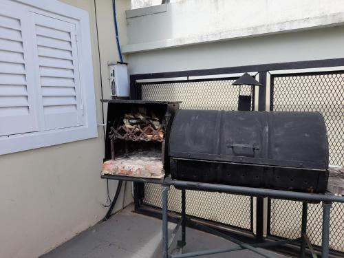 a black grill sitting on a table next to a door at Alquiler Tandil in Tandil