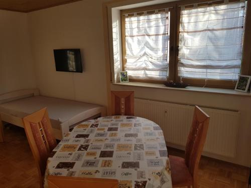 een kamer met een tafel, een bed en een raam bij Apartment am Riegelberg in Oesdorf