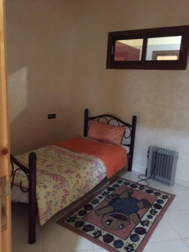 um quarto com uma cama e um tapete no chão em B 1 apartment em Fez