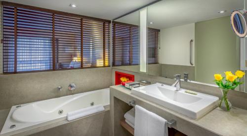 A bathroom at InterContinental São Paulo, an IHG Hotel