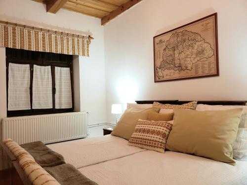een slaapkamer met een bed met een kaart aan de muur bij Dura Vendégház in Paszab
