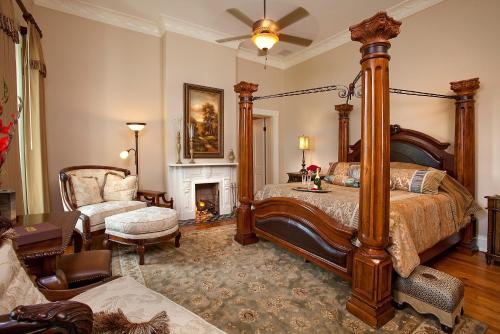 - une chambre avec un grand lit et une cheminée dans l'établissement Riverside Inn Bed and Breakfast, à Warsaw