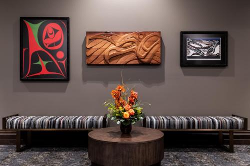 a living room filled with furniture and a painting on the wall at 7 Cedars Hotel & Casino in Sequim