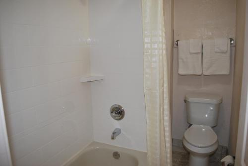 デソトにあるScottish Innsのトイレとシャワー付きの白いバスルーム