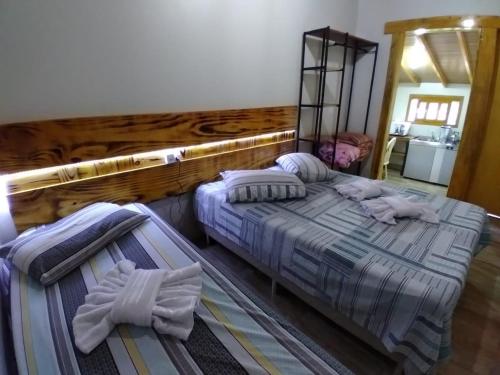 1 dormitorio con 2 camas y toallas. en Sossego do Interior, en Nova Petrópolis