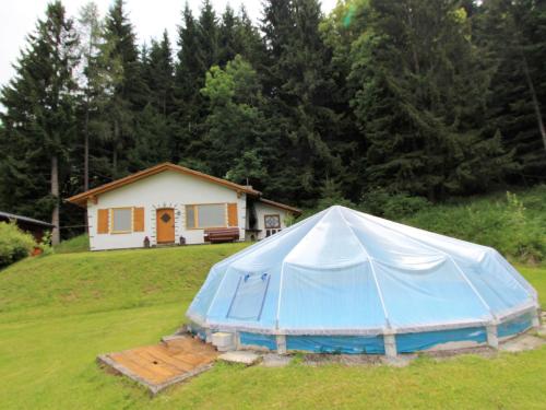 ein großes Zelt vor einem Haus in der Unterkunft Cosy holiday home with private pool in Eberstein