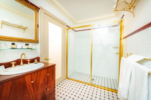 Koupelna v ubytování Cobb & Co Court Boutique Hotel