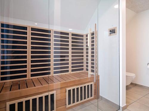 garderoba z drewnianymi i szklanymi panelami w obiekcie 8 person holiday home in Bl vand w mieście Blåvand
