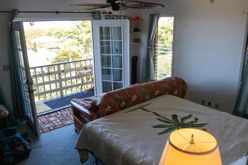 Кровать или кровати в номере Kona Hawaii Guest House a Unique Hawaii Experience