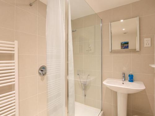 ein Badezimmer mit Dusche und Waschbecken in der Unterkunft 1 Hazeldene in Salcombe