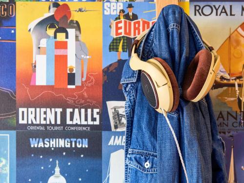 a pair of headphones hanging on a pair of jeans at hotelF1 Lille Englos in Haubourdin