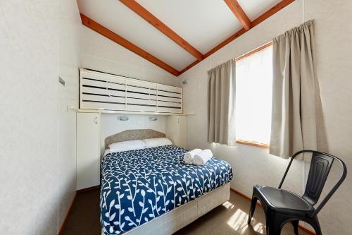 Katil atau katil-katil dalam bilik di Kennett River Family Caravan Park