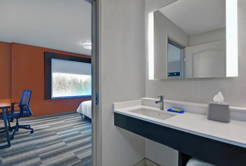 Koupelna v ubytování Holiday Inn Express Atmore, an IHG Hotel