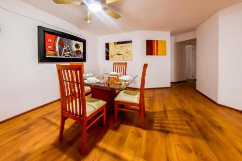 TV a/nebo společenská místnost v ubytování European Life Style Executive Suites