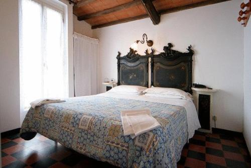 a bedroom with a large bed in a room at Hotel Gianni Franzi in Vernazza