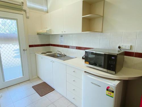 Küche/Küchenzeile in der Unterkunft Canberra Short Term and Holiday Accommodation