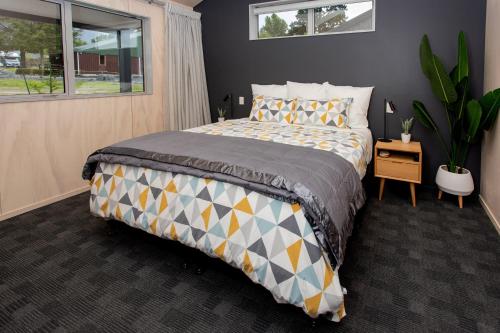 Un dormitorio con una cama grande y una ventana en Hanmer Springs TOP 10 Holiday Park, en Hanmer Springs