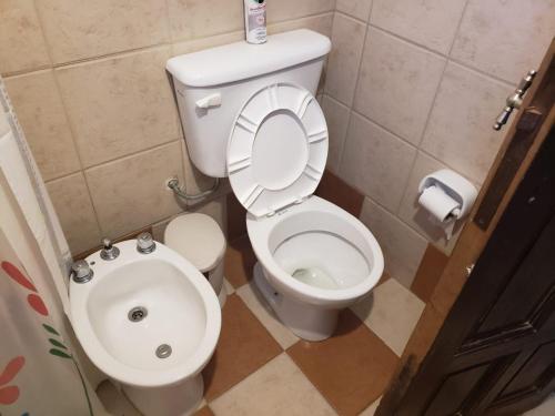 a small bathroom with a toilet and a bidet at EL DESCANSO. in Mar del Plata
