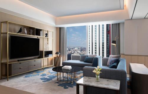 Una televisión o centro de entretenimiento en Fairmont Ambassador Seoul