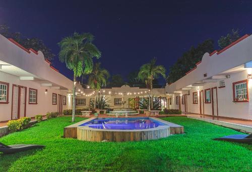 une maison avec une piscine au milieu d'une cour dans l'établissement Hotel Lagoon - Pet Friendly, à Chetumal