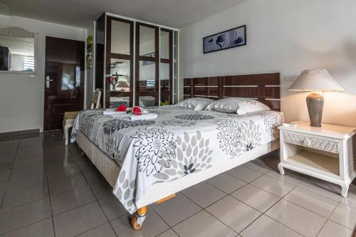 Un pat sau paturi într-o cameră la STUDIO EN DUPLEX , FACE A LA MER