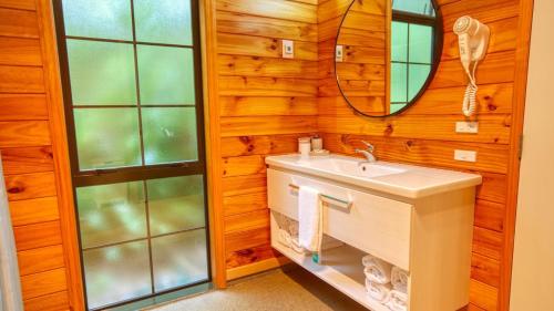 Paparoa Beach Hideaway with Hot Tubにあるバスルーム