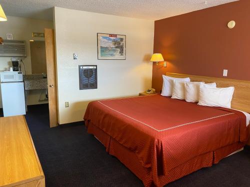 En eller flere senge i et værelse på Econo Lodge