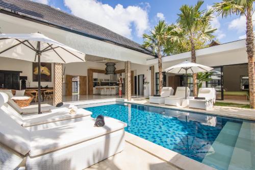 Swimmingpoolen hos eller tæt på Villa Lora