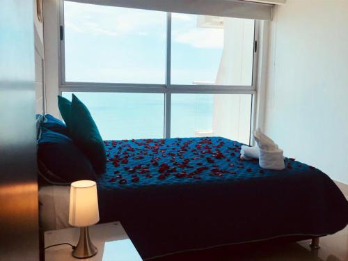 a bed in a room with a window at Apartamentos Cartagena Oceano - Eliptic in Cartagena de Indias