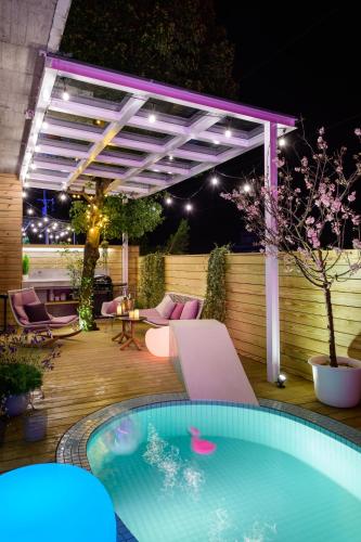 a backyard with a swimming pool and a pergola at Villa Le Ballon Bleu in Wujie