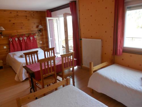 Postel nebo postele na pokoji v ubytování Hôtel L'Orée du Bois