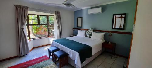 een slaapkamer met een groot bed en een raam bij La Dolce Vita No. 3 in St Lucia