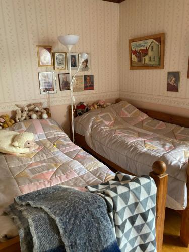ein Schlafzimmer mit 2 Betten und einer Lampe in der Unterkunft Sandbergen - strandnära fritidshus in Mörbylånga