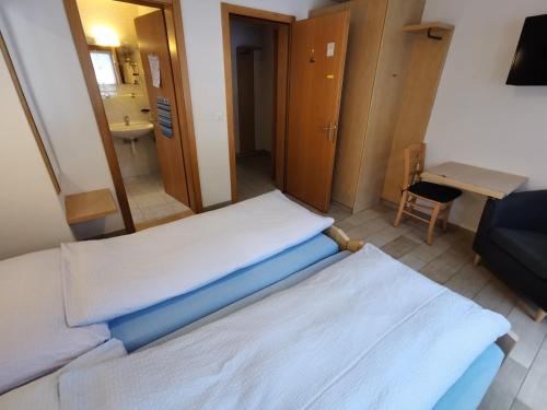 ザース・グルントにあるMoonlightの病室にはベッド2台と鏡が備わります。