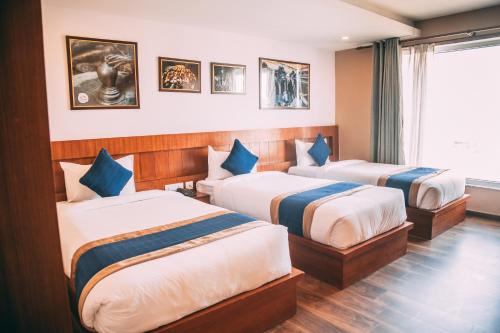 Postel nebo postele na pokoji v ubytování Himalayan Suite Hotel