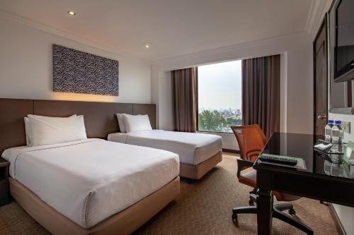 Una cama o camas en una habitación de Bayview Hotel Georgetown Penang